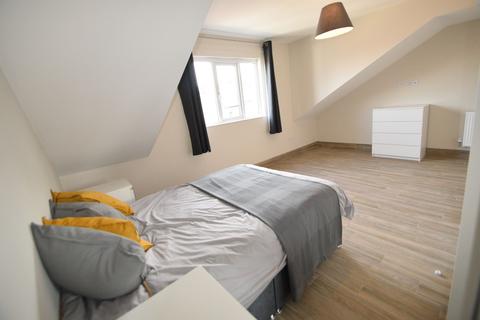 1 bedroom in a house share to rent, Broxholme Road - Rear Attic Bedroom