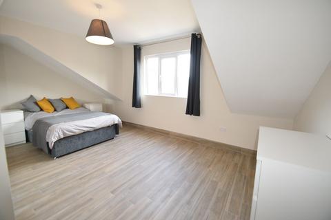 1 bedroom in a house share to rent, Broxholme Road - Rear Attic Bedroom