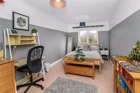 24 Grove Wood Hill, Coulsdon, CR5 2EL