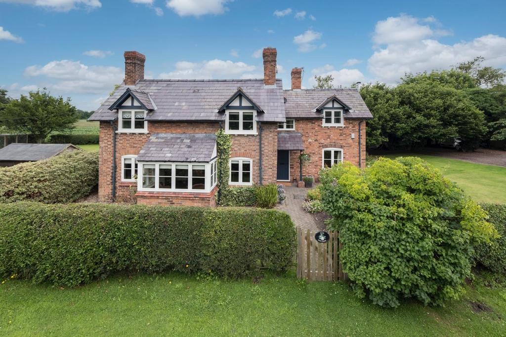 Peckforton Hall Lane, Spurstow 4 bed detached house for sale £785,000