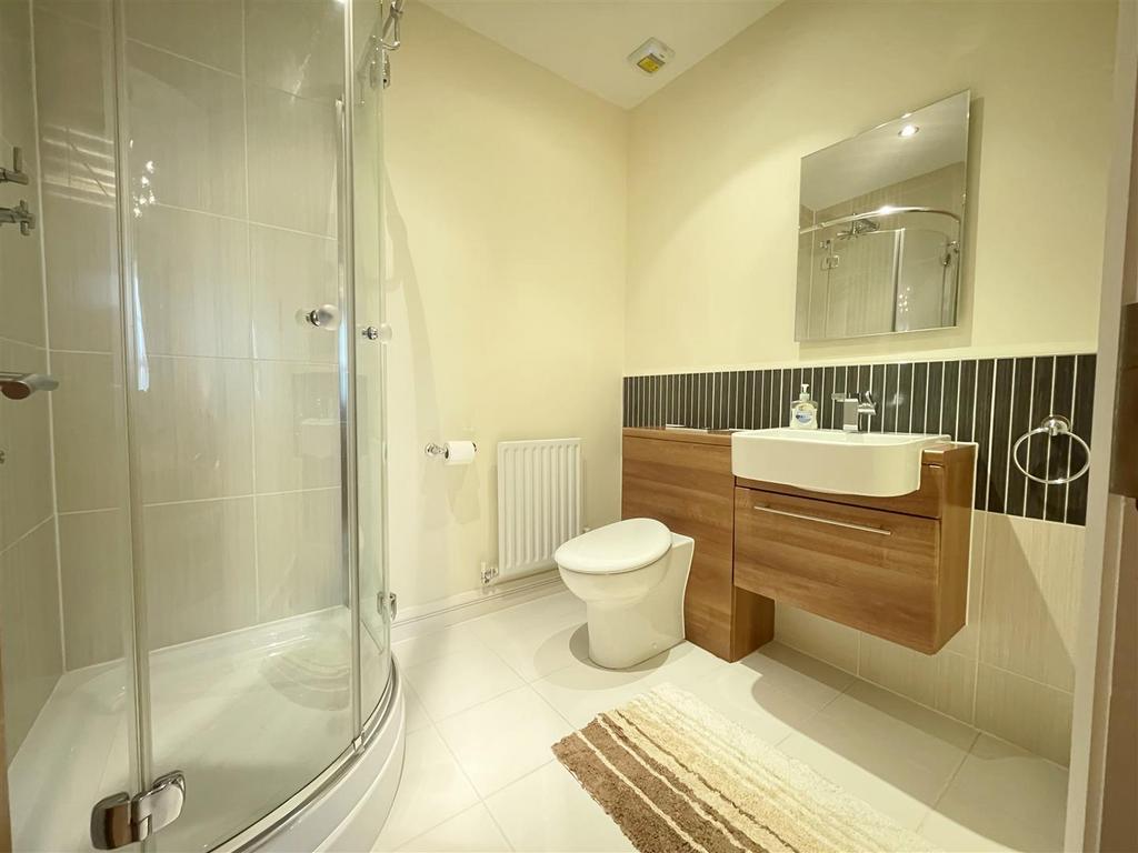 En suite shower room/wc