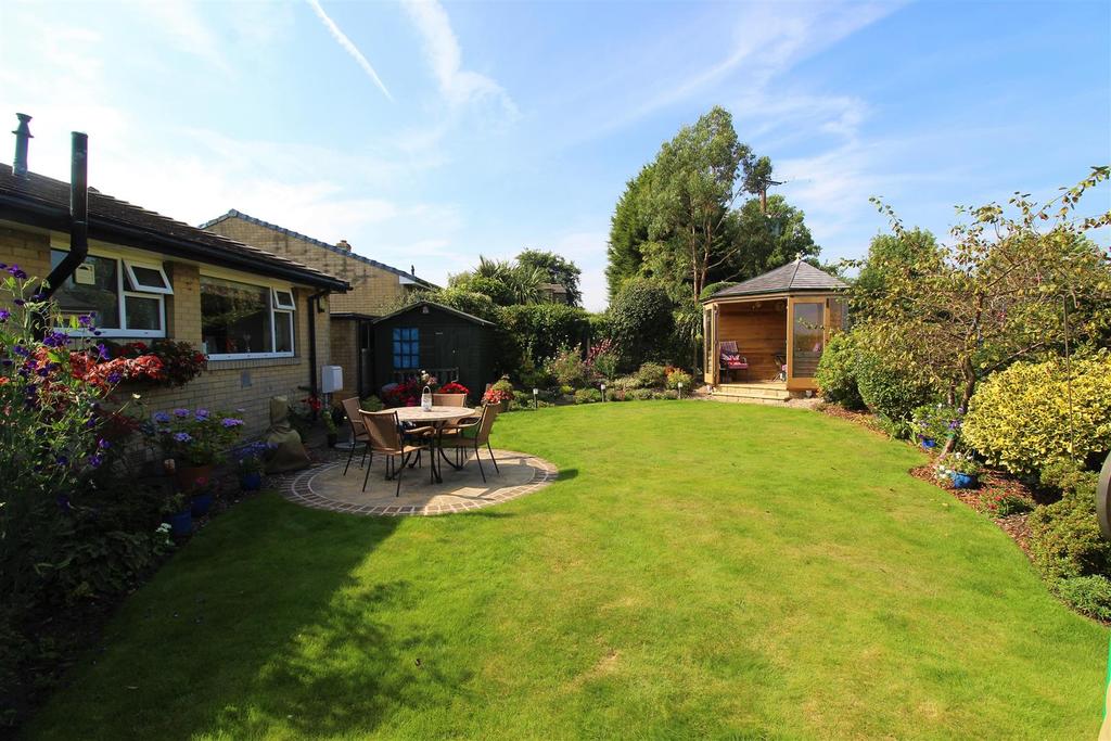 Kaye Lane, Almondbury, Huddersfield, HD5 8XU 3 bed detached bungalow