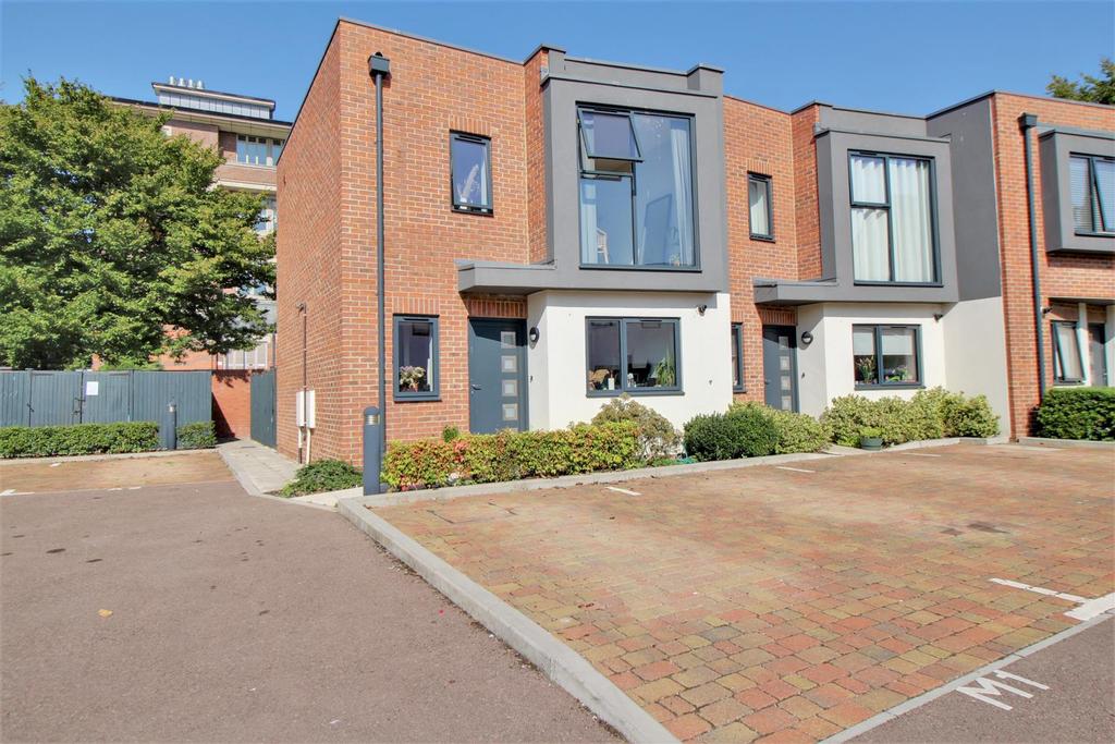 Southgate Street, Gloucester 2 bed end of terrace house £235,000