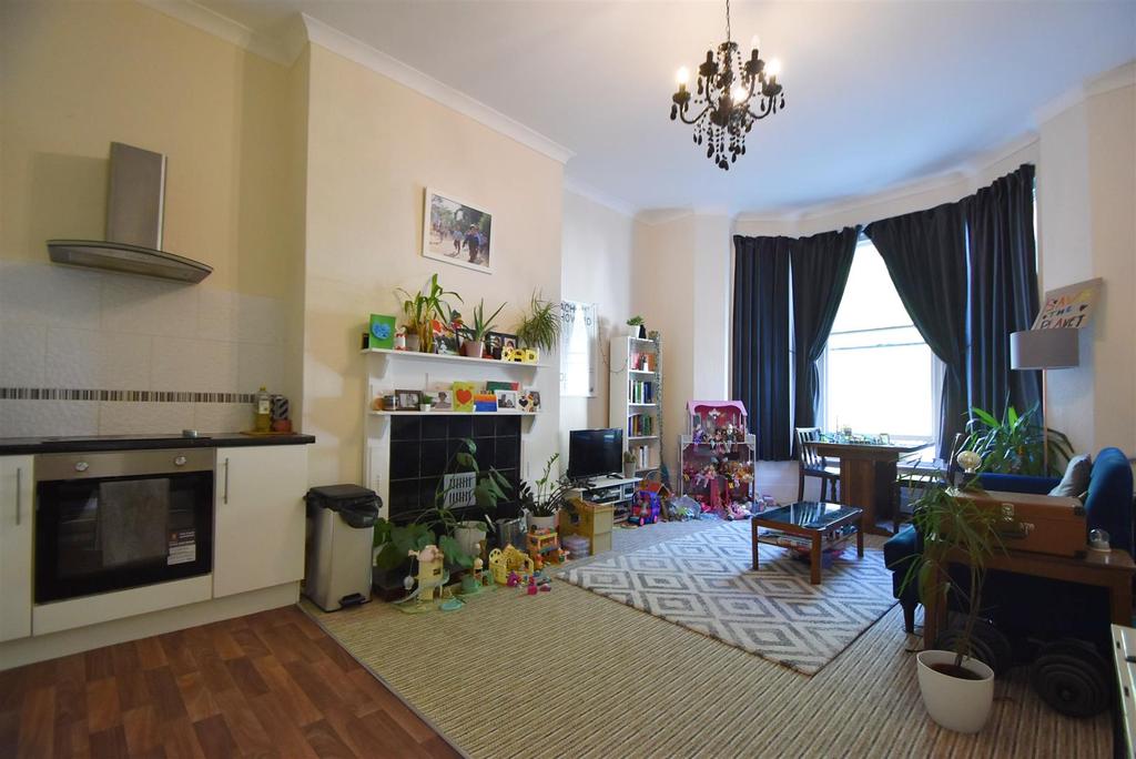 Cornwallis Gardens, Hastings 2 bed flat £825 pcm (£190 pw)
