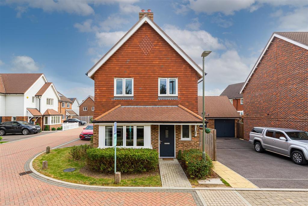 Banks Close, Horley 4 bed house £550,000