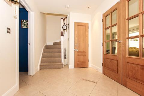 6 Abbots Brook, Lymington, SO41 3AB
