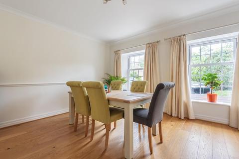 8 Reed Place, West Byfleet, KT14 6AX