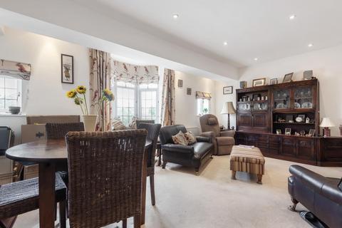 35a Old Woking Road, West Byfleet, KT14 6LG