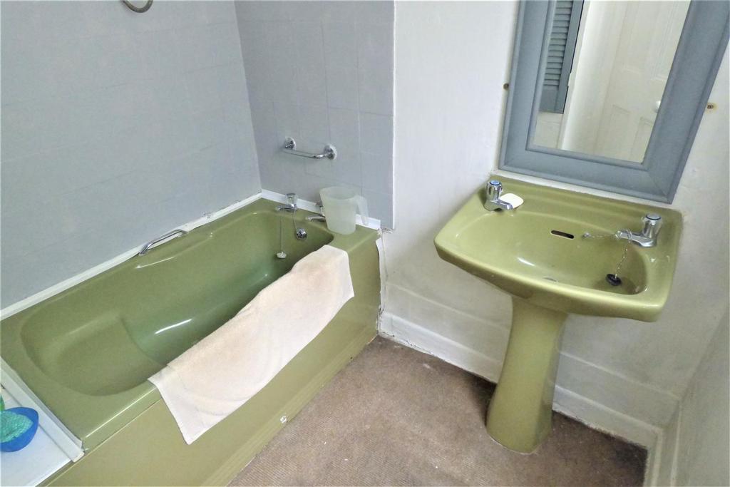 Bathroom 2.JPG