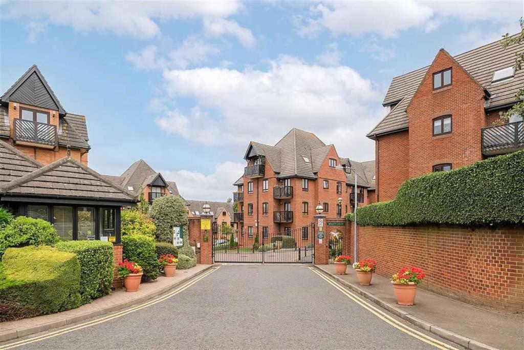 Boleyn Court, Buckhurst Hill, Essex 2 bed apartment £450,000