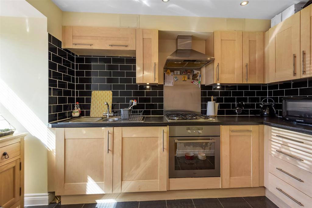 Eltham Avenue, Slough 2 bed terraced house £365,000