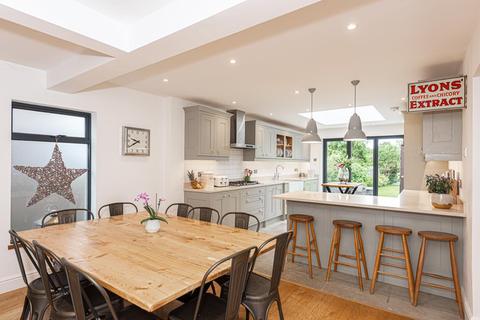 12 Hamilton Close, Epsom, KT19 8RG