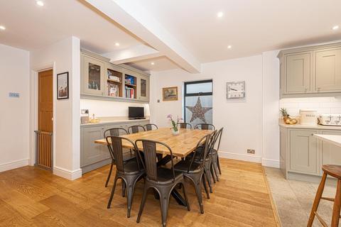 12 Hamilton Close, Epsom, KT19 8RG