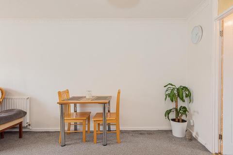 121 Long Walk, Epsom, KT18 5TU