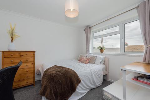 121 Long Walk, Epsom, KT18 5TU