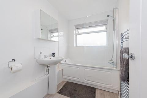 121 Long Walk, Epsom, KT18 5TU