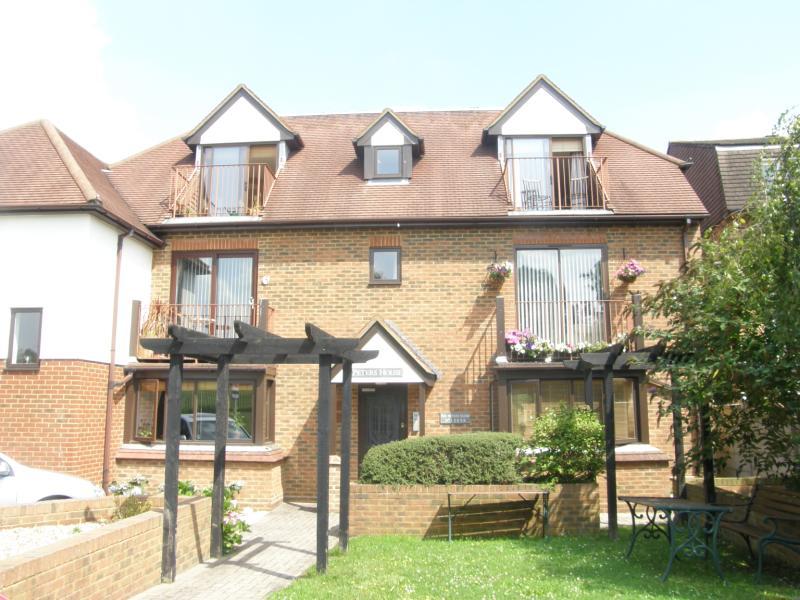 Netley Close, North Cheam, Surrey, SM3 2 bed apartment £1,250 pcm (£
