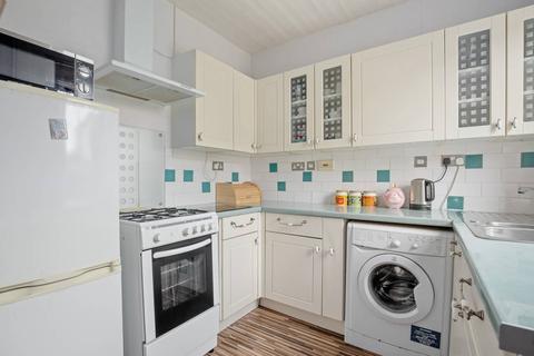 8/2 Restalrig Crescent, Edinburgh, EH7 6EX