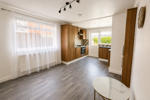 3 bedroom semi-detached house to rent, Frederick Avenue, Barnsley S70