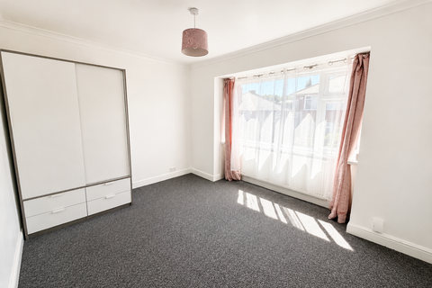 3 bedroom semi-detached house to rent, Frederick Avenue, Barnsley S70