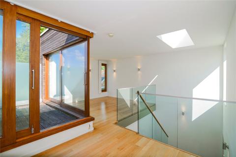 8 Southmead Gardens, Teddington, TW11 9EZ