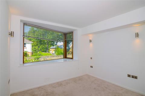 8 Southmead Gardens, Teddington, TW11 9EZ