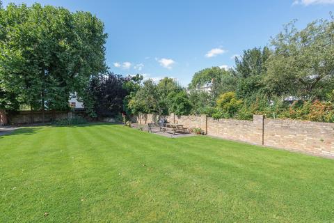 21d Trinity Place, Windsor, SL4 3AT
