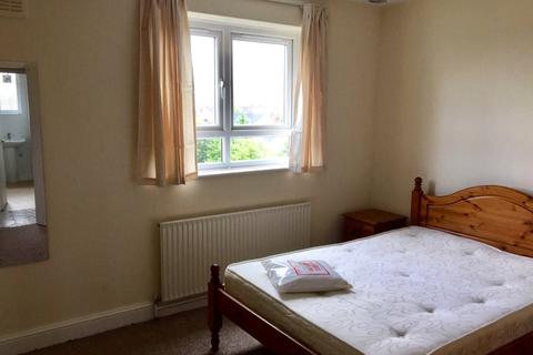 2 bedroom apartment to rent - Urmston Drive, London, SW19