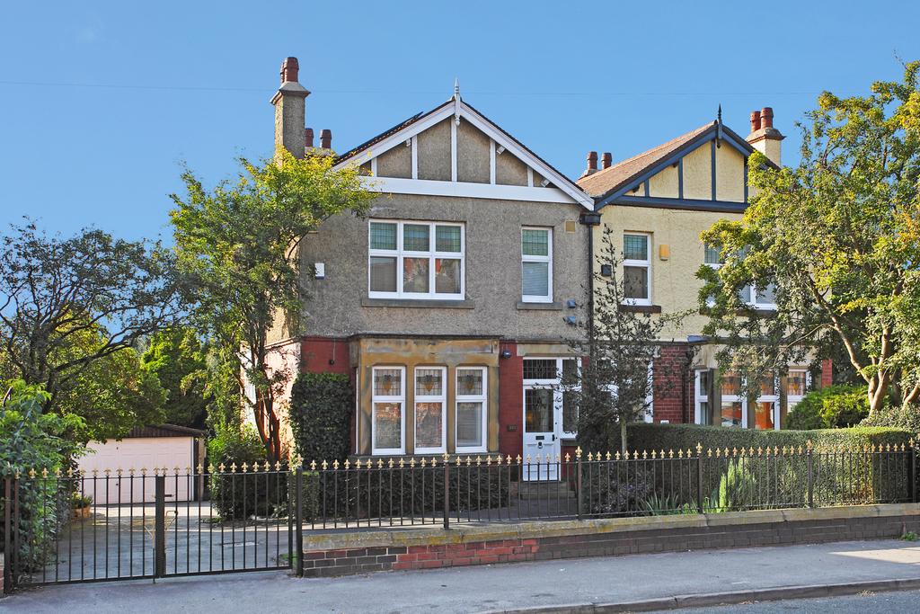 Leeds Road, Newton Hill, Wakefield, WF1 4 bed semidetached house £