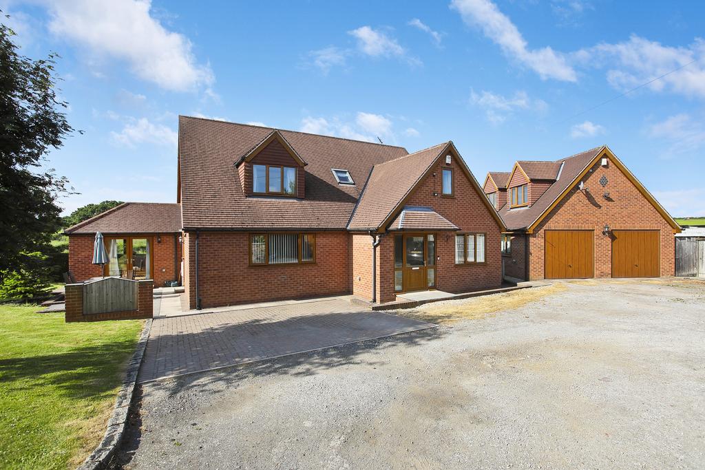 Brandy Carr Road, Kirkhamgate, Wakefield, WF2 5 bed detached house for