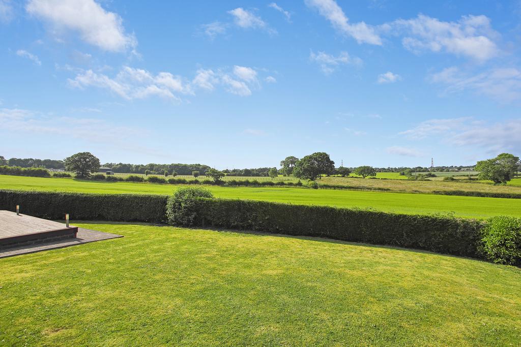 Brandy Carr Road, Kirkhamgate, Wakefield, WF2 5 bed detached house for