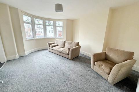2 bedroom flat to rent, Raikes Parade, Blackpool FY1
