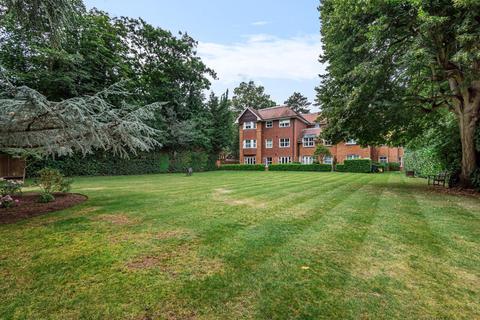 Flat 11, Woodlands House, 89 Old Woking Road, West Byfleet, KT14 6HZ