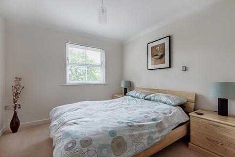 Flat 11, Woodlands House, 89 Old Woking Road, West Byfleet, KT14 6HZ