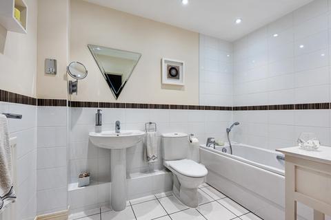 Flat 11, Woodlands House, 89 Old Woking Road, West Byfleet, KT14 6HZ