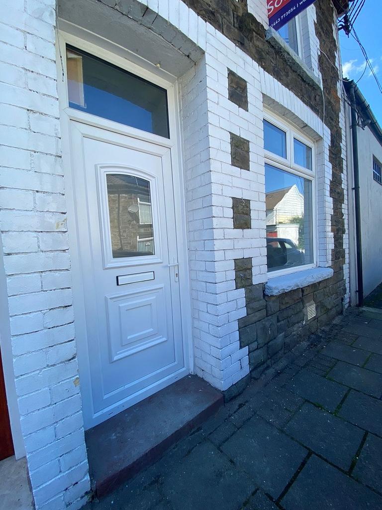 Regent Street, Treorchy, Rhondda... 3 bed terraced house £600 pcm (£138 pw)