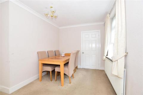 127 South End Road, Rainham, RM13 7XS