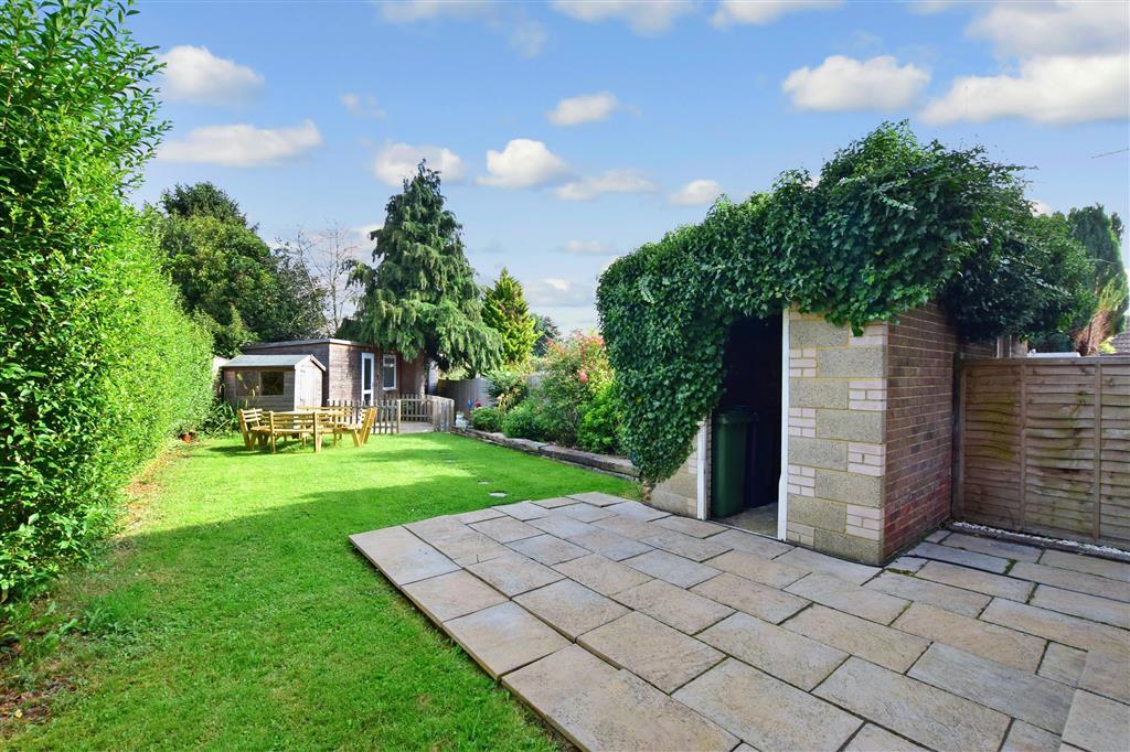 Amsbury Road, Coxheath, Maidstone, Kent 2 bed semidetached house £
