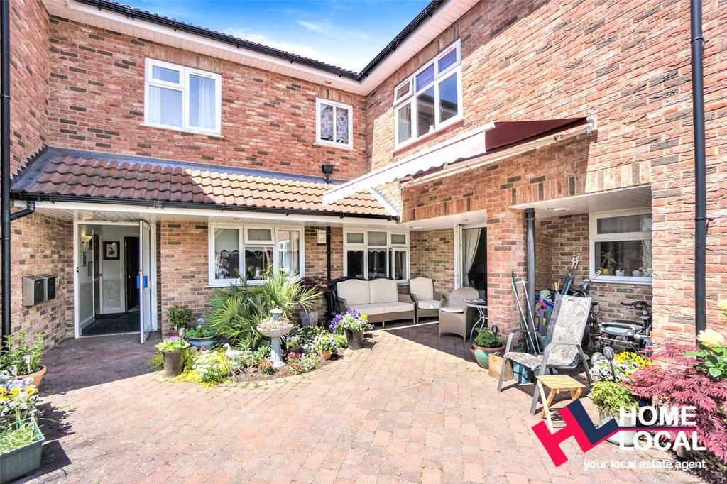 122 London Road, Hadleigh, Essex, SS7 2 bed apartment for sale £190,000
