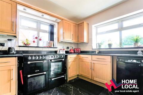 3 bedroom detached house for sale - Branksome Avenue, Wickford, Essex, SS12