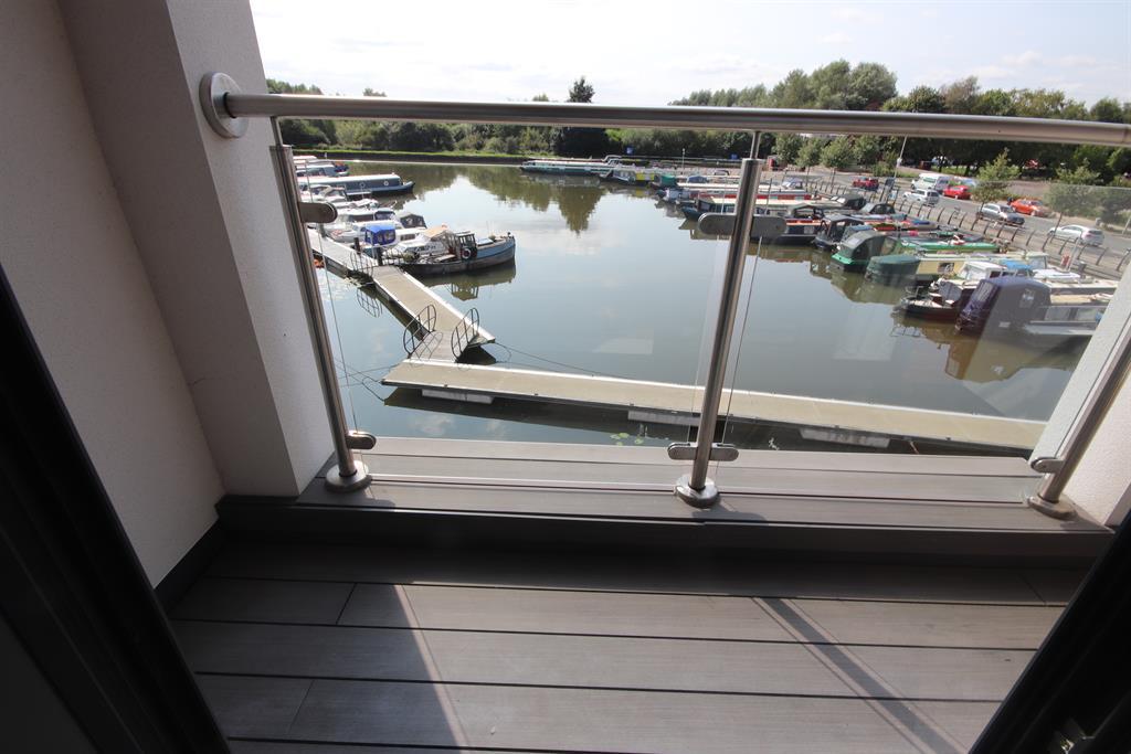 Marina Walk, Leigh, WN7 4FN 2 bed flat £800 pcm (£185 pw)
