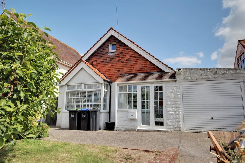 Stone Lane, Worthing, BN13 3 bed detached bungalow £1,400 pcm (£323 pw)