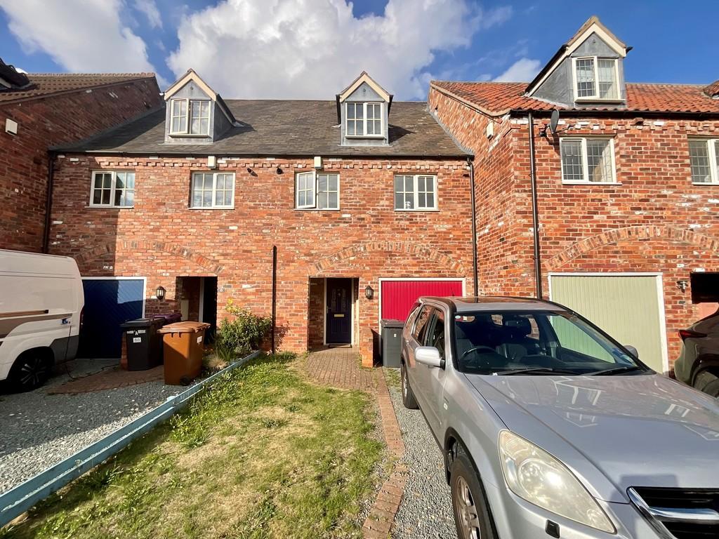 Hambleton Avenue, North Hykeham, Lincoln 3 bed townhouse £995 pcm (£