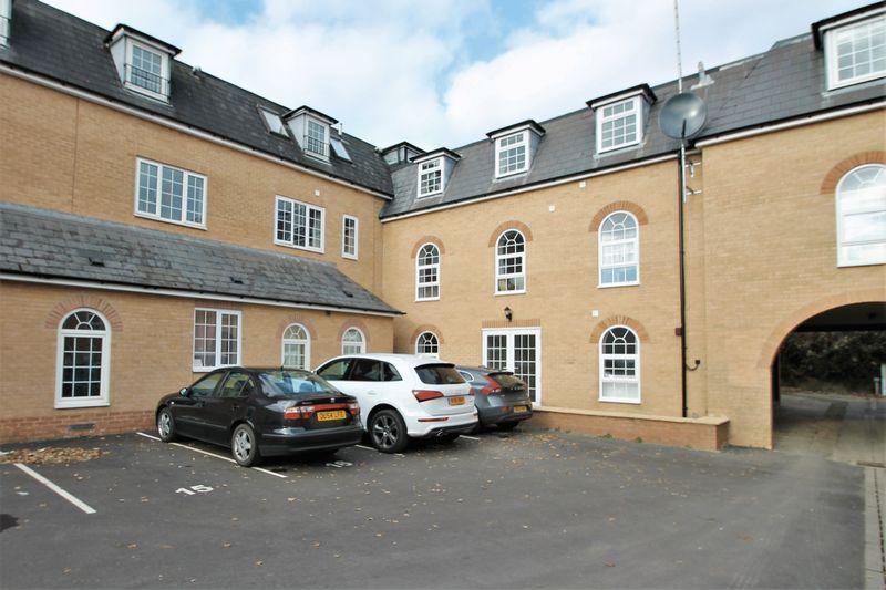 Longwood Court, Cirencester, Gloucestershire. 2 bed apartment £875