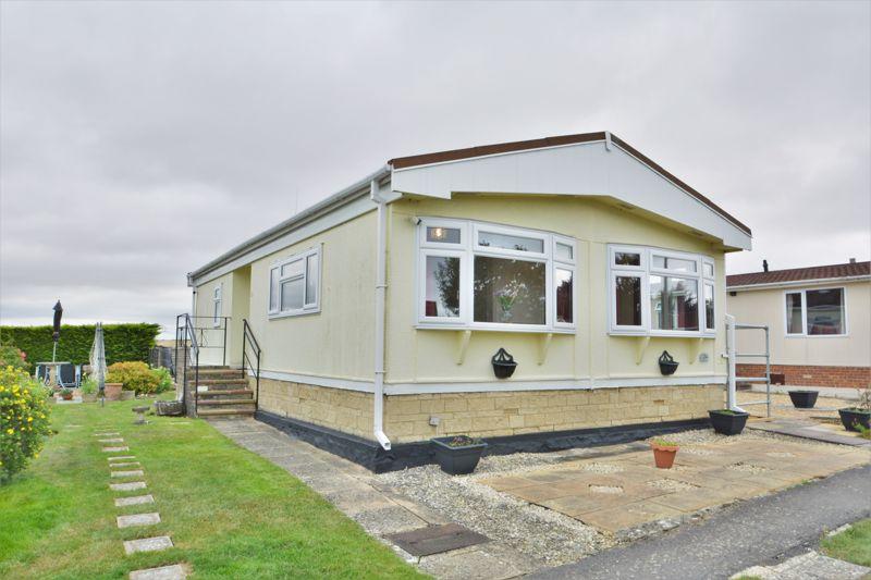 Greenacres Park, Meysey Hampton... 2 bed detached bungalow - £117,500