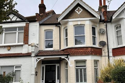 3 bedroom flat to rent, Revelstoke Road, SW18 5PD