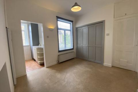 3 bedroom flat to rent, Revelstoke Road, SW18 5PD
