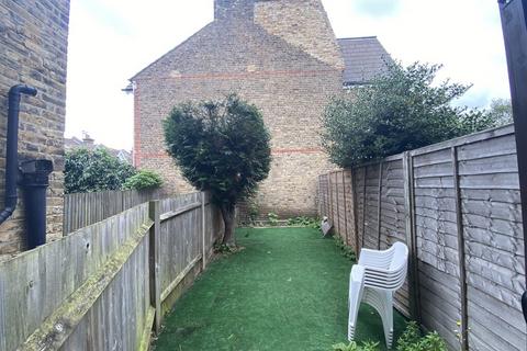 3 bedroom flat to rent, Revelstoke Road, SW18 5PD
