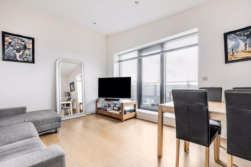 St. Marys Road, Surbiton 2 bed penthouse £2,300 pcm (£531 pw)