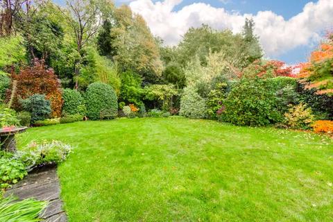 7 Daymerslea Ridge, Leatherhead, KT22 8TF